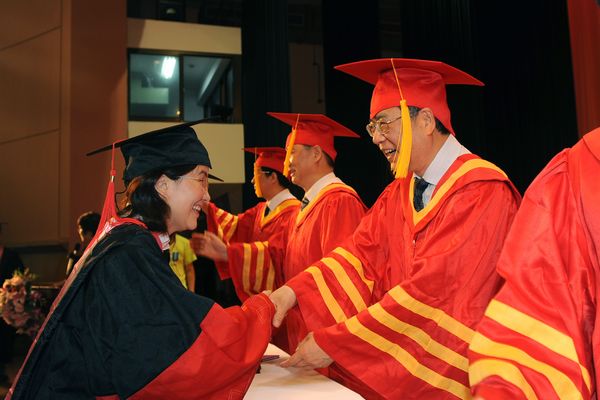 上海外国语大学2011届研究生毕业典礼暨学位授予仪式隆重举行