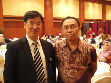 梅德明与印尼语委发展中心主任Sugiyono先生合影